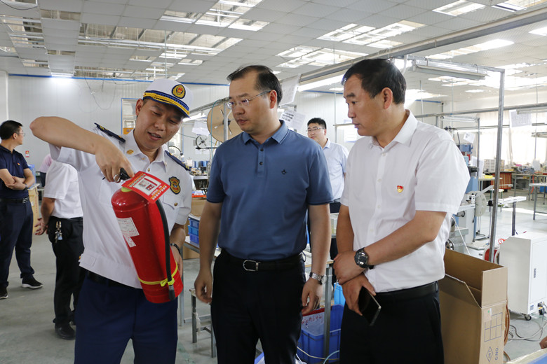 县委常委,纪委书记,监委主任陈锡钢赴正红镇开展七一前夕安全稳定督促
